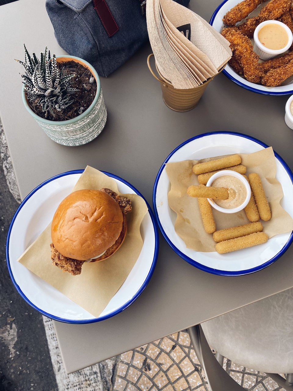 Το Raw Street Burger διαθέτει ωραία ατμοσφαιρική σάλα και τραπεζάκια στο πεζοδρόμιο  / Φωτογραφία: Μάνος Λειβαδάρος/iefimerida