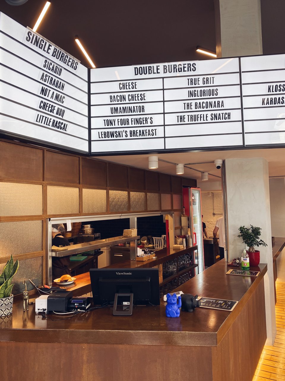 Στο χώρο του Raw Street Burger κυριαρχεί το ξύλο  / Φωτογραφία: Μάνος Λειβαδάρος/iefimerida