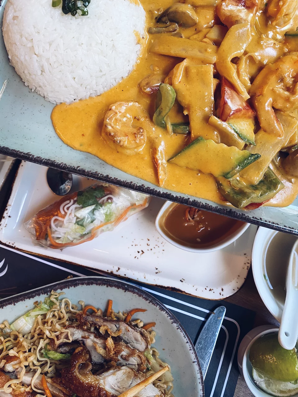 Ρύζι με γαρίδες, λαχανικά και μια υπέροχη σάλτσα από κάρι και γάλα καρύδας / Φωτογραφία: Μάνος Λειβαδάρος/iefimerida