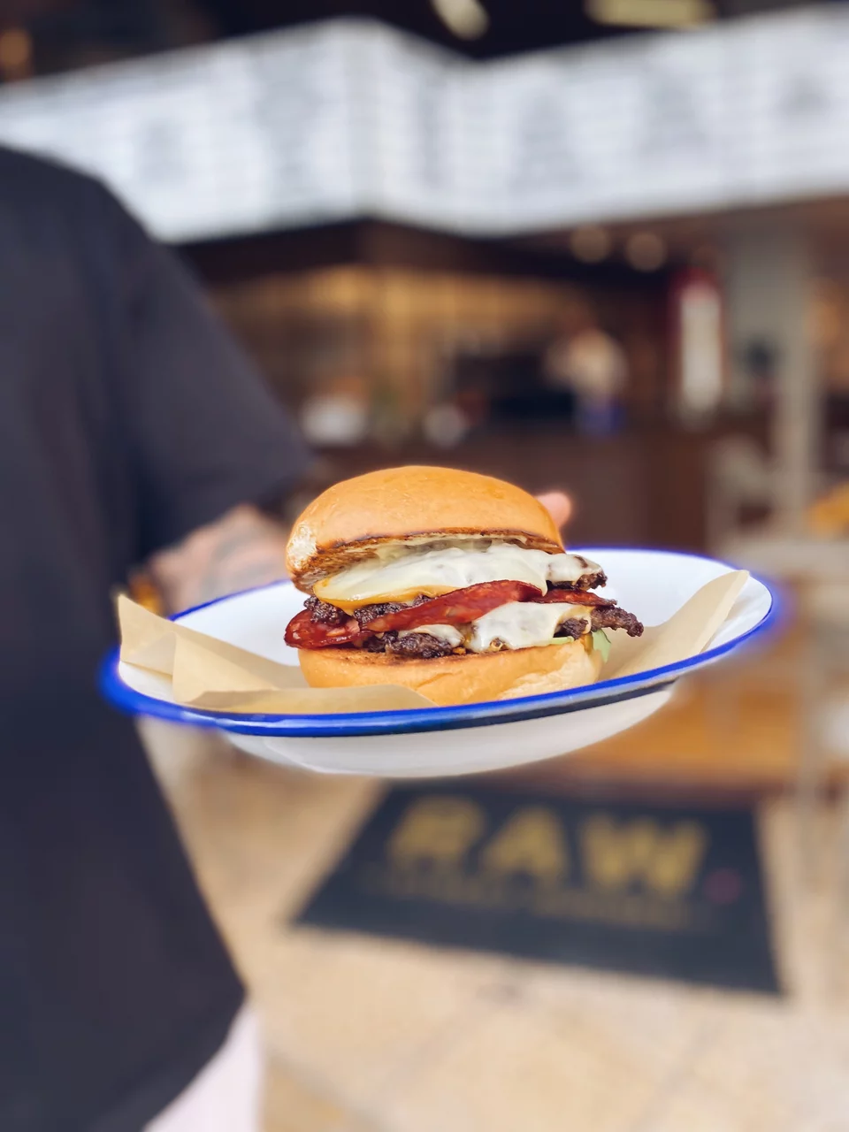 Το Raw Street Burger στο Παγκράτι φημίζεται για το smash burger του / Φωτογραφία: Μάνος Λειβαδάρος/iefimerida