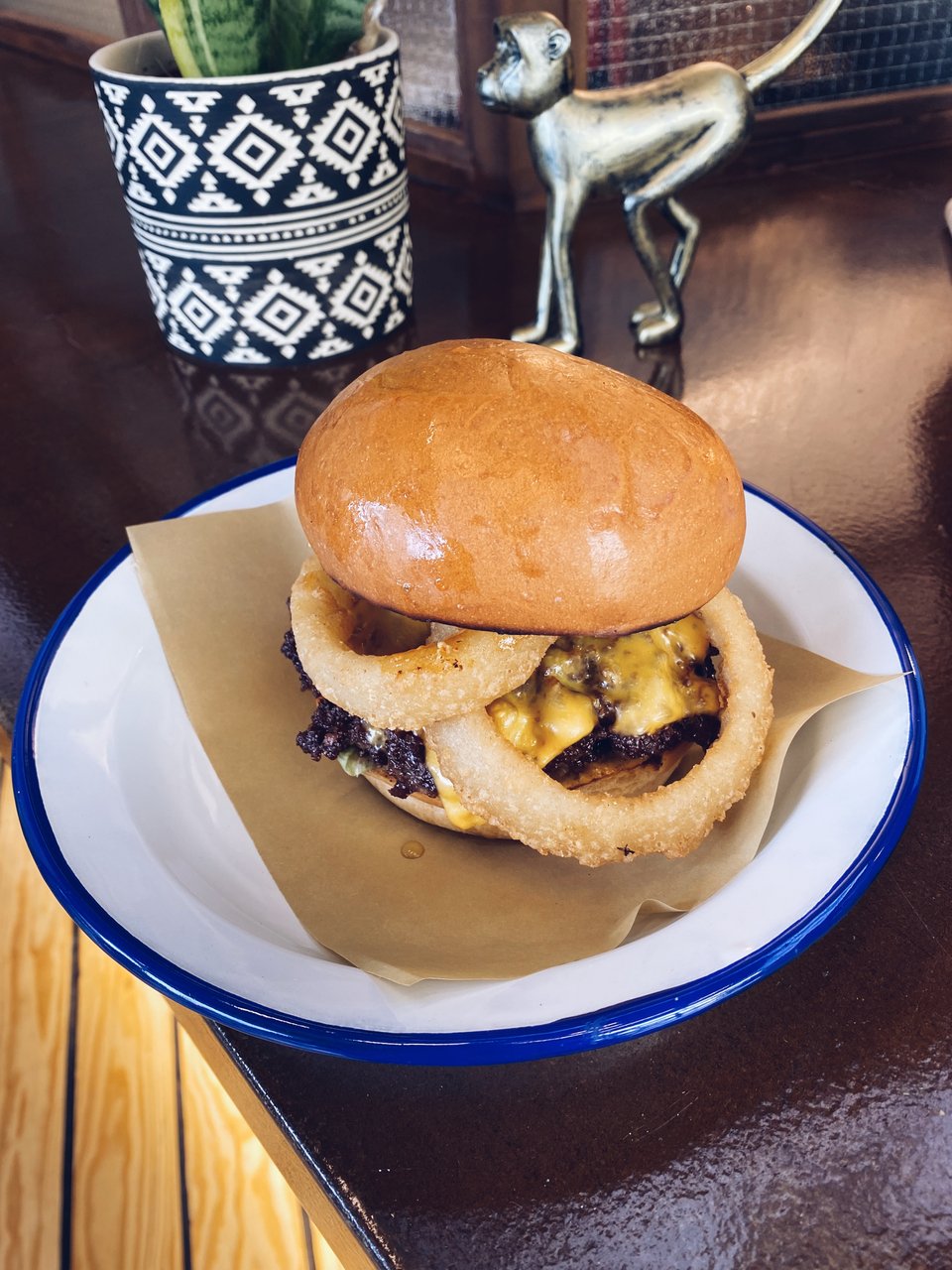 Burger με ροδέλες τηγανητού κρεμμυδιού / Φωτογραφία: Μάνος Λειβαδάρος/iefimerida 