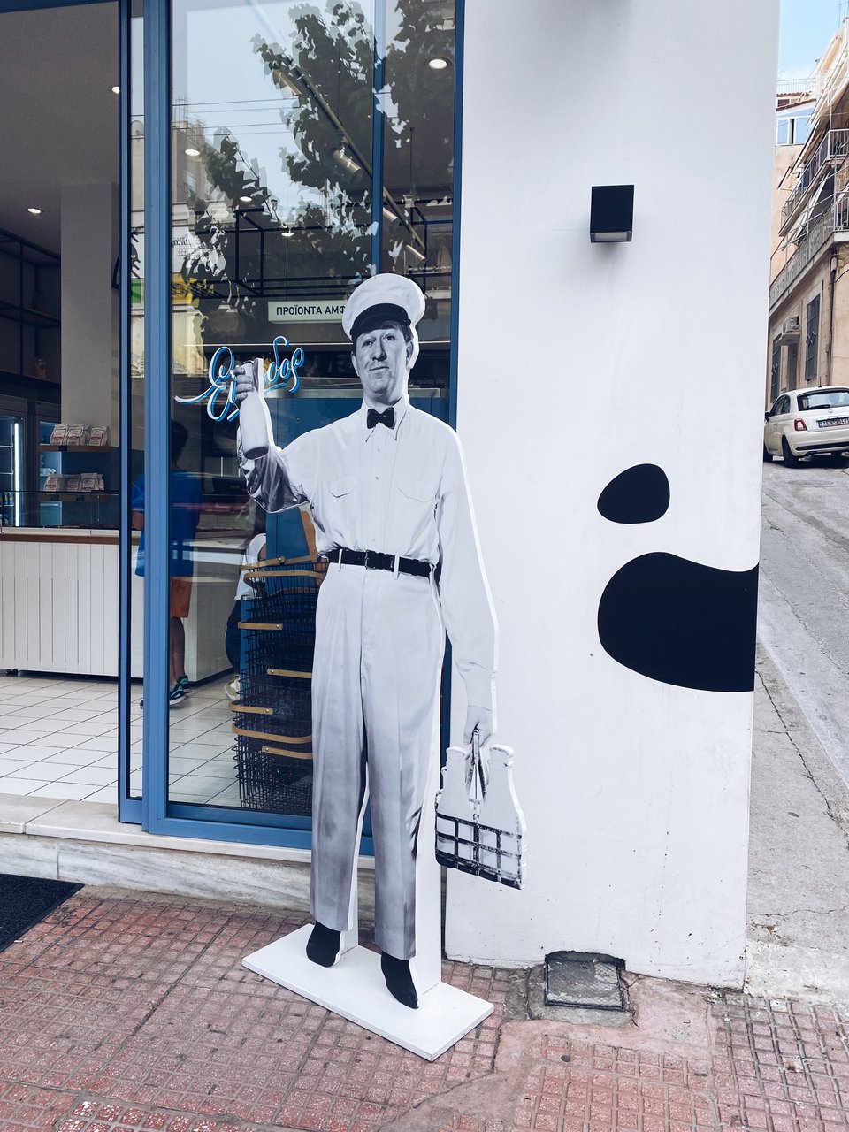 To γαλακτοπωλείο Τζίφρης στην Υμηττού στο Παγκράτι έχει κάνει δημοφιλές στην Αθήνα το γάλα Αμφιλοχίας / Φωτογραφία: Μάνος Λειβαδάρος/iefimerida