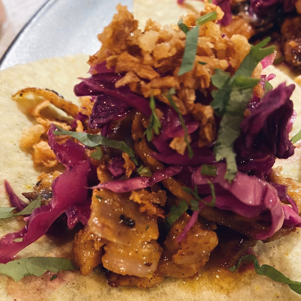 Το Al Pastor εκτός από τις chilaquilas (τσιλακίγιας) σερβίρεται και σε tacos με τορτίγια καλαμποκιού / Φωτογραφία: Μάνος Λειβαδάρος/iefimerida