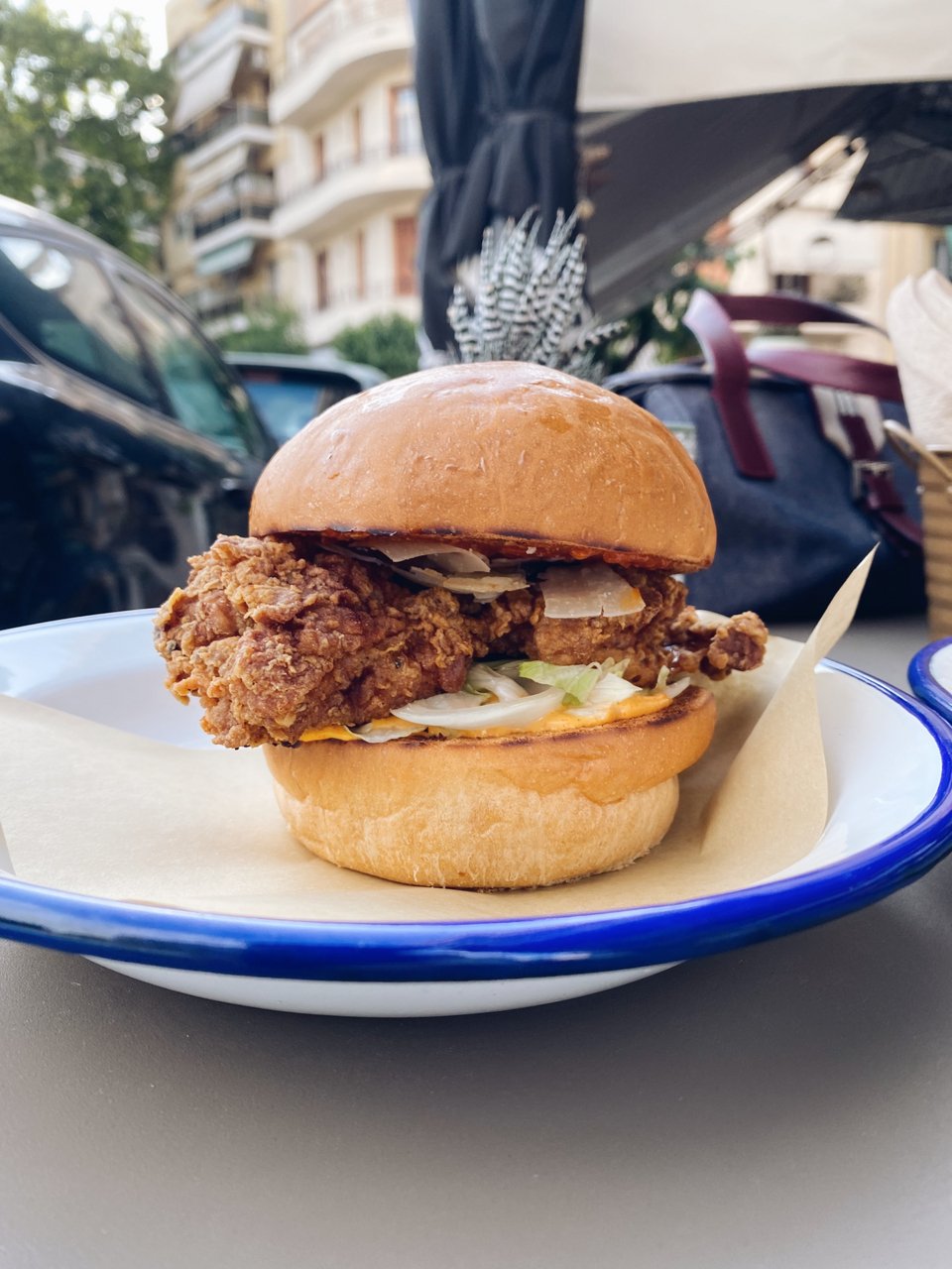 Το chicken burger με πανέ ζουμερό κοτόπουλο μπούτι / Φωτογραφία: Μάνος Λειβαδάρος/iefimerida