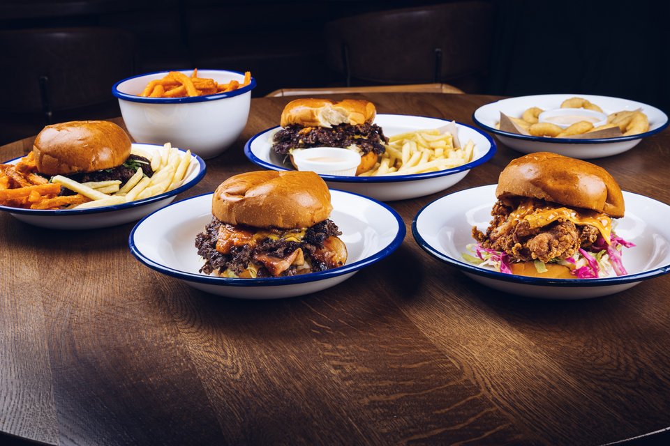 Τα πιάτα του Raw Street Burger έχουν vintage αισθητική. 