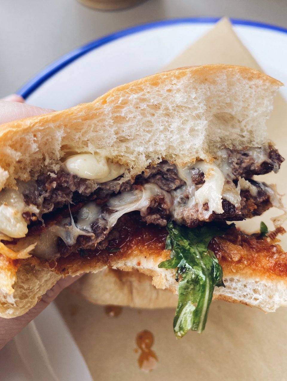 Το πολύ νόστιμο Sicario burger με smashed μοσχαρίσιο μπιφτέκι και σαλάμι chorizo που το απογειώνει  / Φωτογραφία: Μάνος Λειβαδάρος/iefimerida