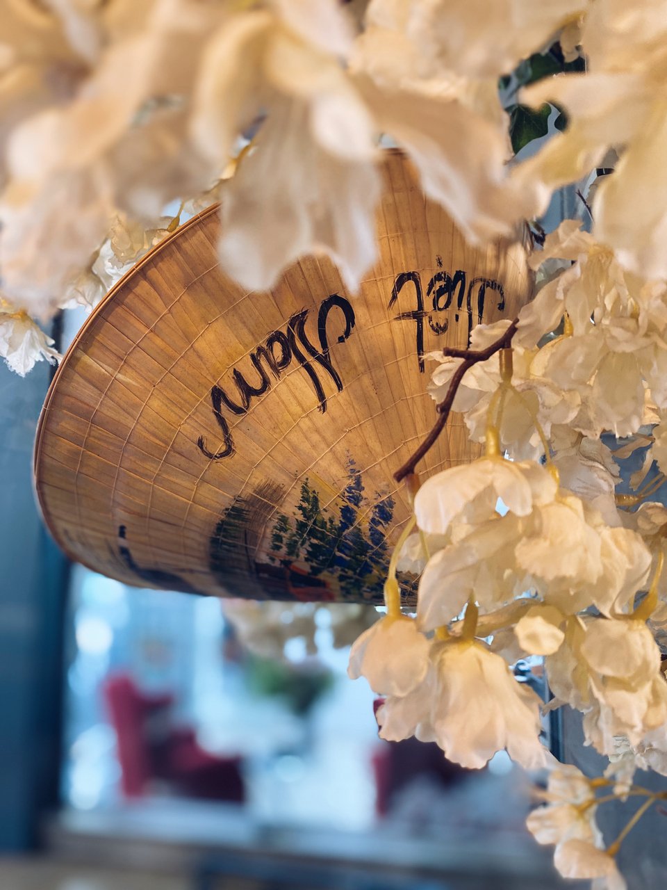 Τα παραδοσιακά βιετναμέζικα καπέλα αποτελούν μέρος της διακόσμησης στο Hanoi / Φωτογραφία: Μάνος Λειβαδάρος/iefimerida