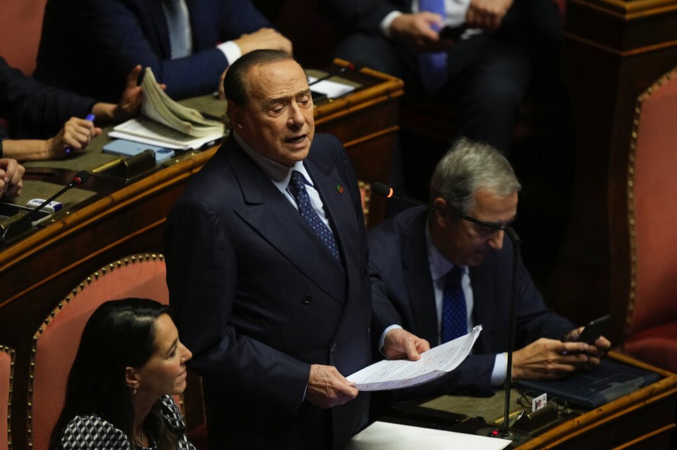 Δισεκατομμυριούχος που μπήκε καθυστερήμενα στην πολιτική, δυναμιτιστής του «συστήματος», μάστορας της επικοινωνίας, τέρας της σκηνής και της τηλεόρασης: ο Σίλβιο Μπερλουσκόνι είναι αυτός που άνοιξε τον δρόμο στους λαϊκιστές της δεξιάς
