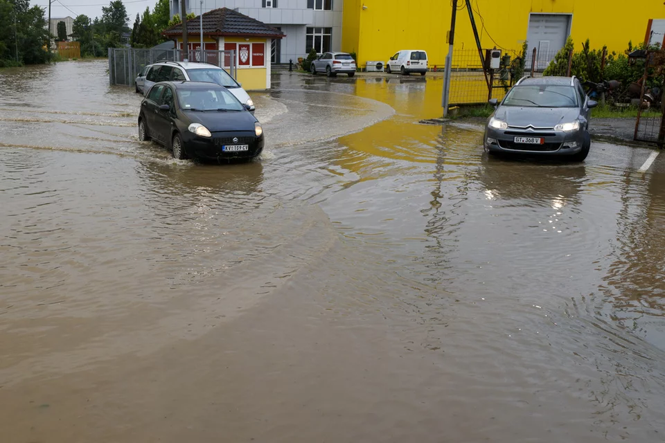 Πολίτες απομακρύνονται από τα σπίτια τους εξαιτίας σφοδρών βροχοπτώσεων και πλημμυρών