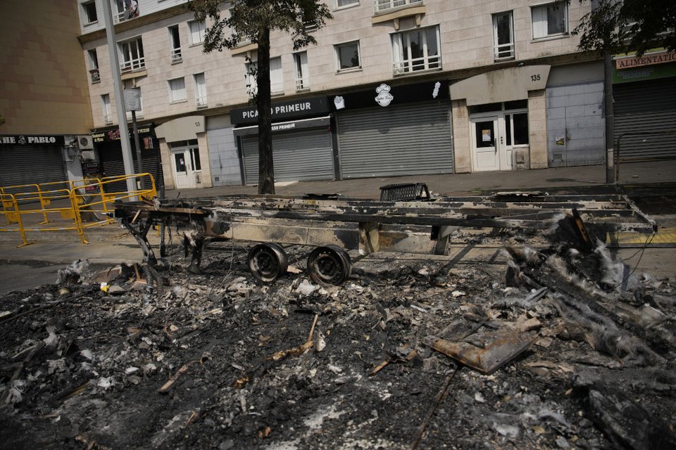 Πυρπόλησαν φορτηγό λίγο έξω από το Παρίσι / Φωτογραφία AP