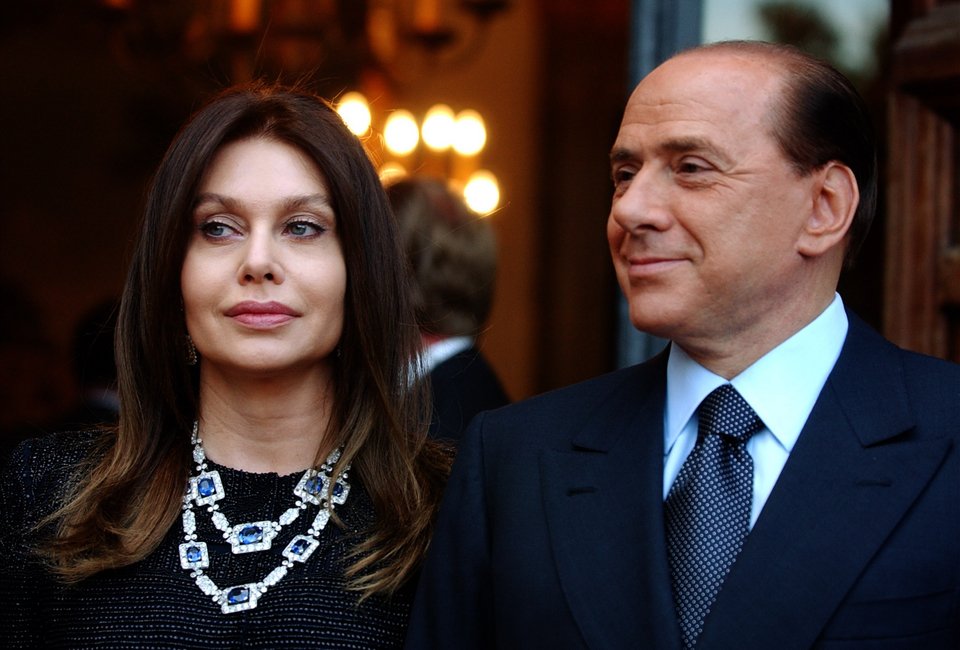 Ο Μπερλουσκόνι με τη δεύτερη σύζυγό του, Βερόνικα Λάριο / AP Photo/Susan Walsh, File
