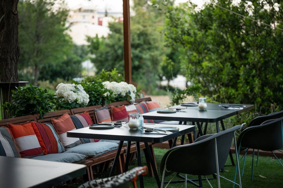 Ανάμεσα στα λουλούδια και τα δέντρα, τα τραπέζια του Fuga απολαμβάμουν τη δροσιά ενός πριβέ κήπου στην καρδιά της Αθήνας. 