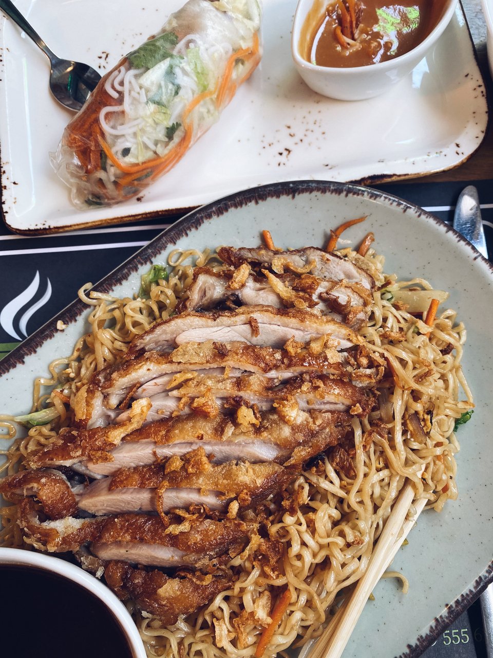 Η τραγανή πάπια με noodles / Φωτογραφία: Μάνος Λειβαδάρος/iefimerida