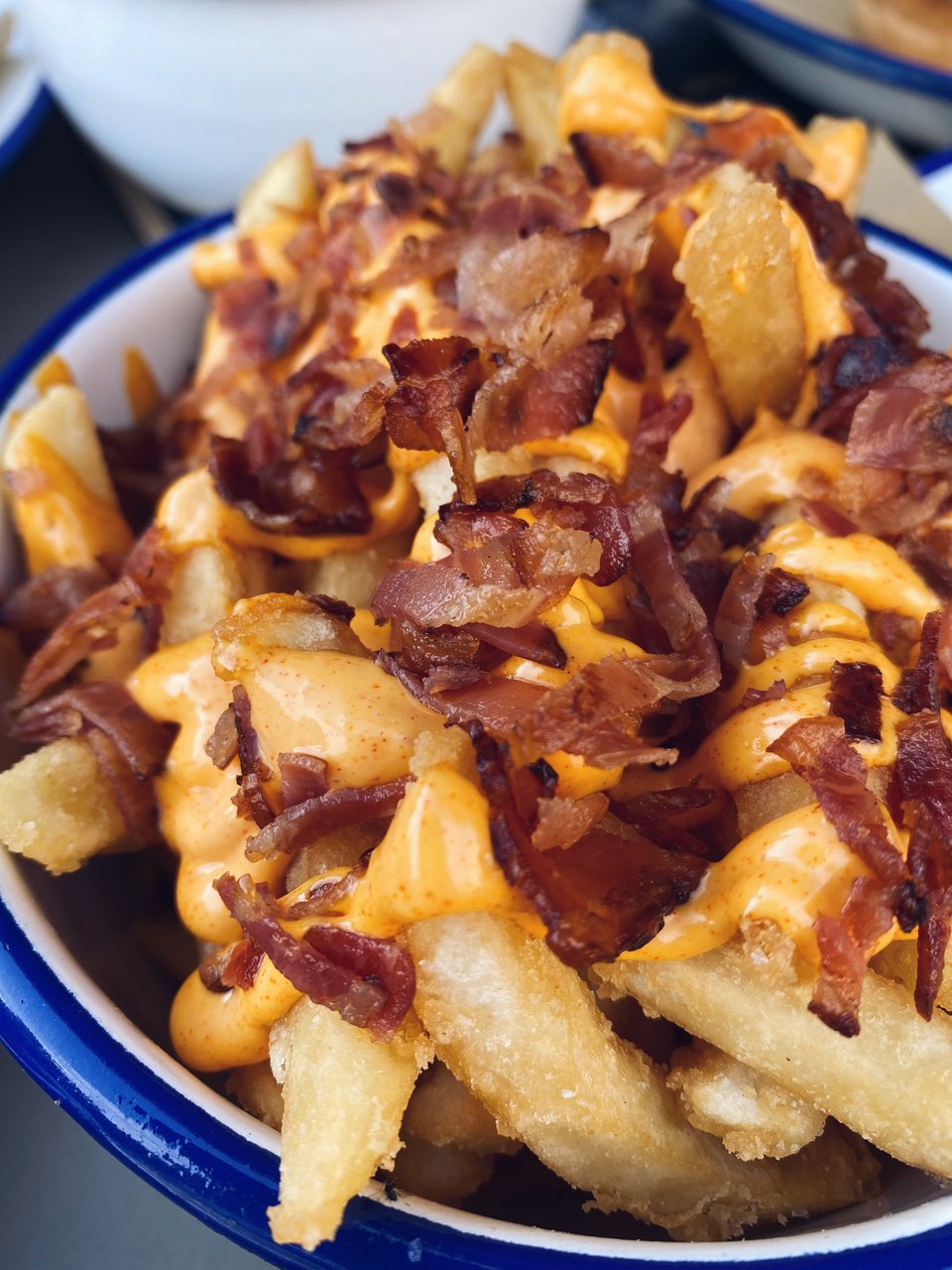 Λαχταριστές πατάτες τηγανητές με τσένταρ και μπέικον  / Φωτογραφία: Μάνος Λειβαδάρος/iefimerida