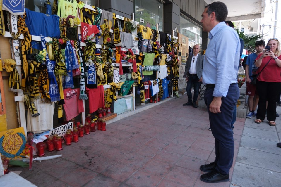 Ο πρόεδρος του ΣΥΡΙΖΑ Αλέξης Τσίπρας στο σημμείο που δολοφονήθηκε ο 19χρονος Άλκης Καμπανός στη Θεσσαλονίκη