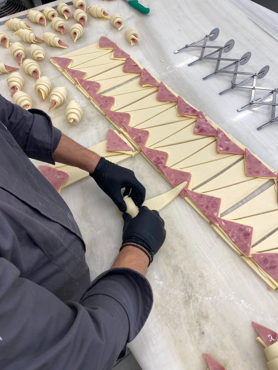 Εμείς παρακολουθήσαμε το στάδιο παραγωγής των μίνι κρουασάν με ζαμπόν και τυρί. 