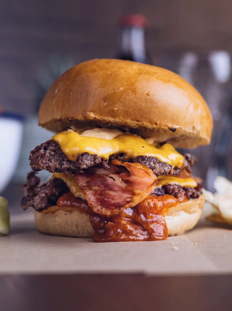 To smash μπιφτέκι, λεπτό και τραγανό, γεμάτο χυμούς, είναι το δυνατό σημείο του Raw Street Burger. 