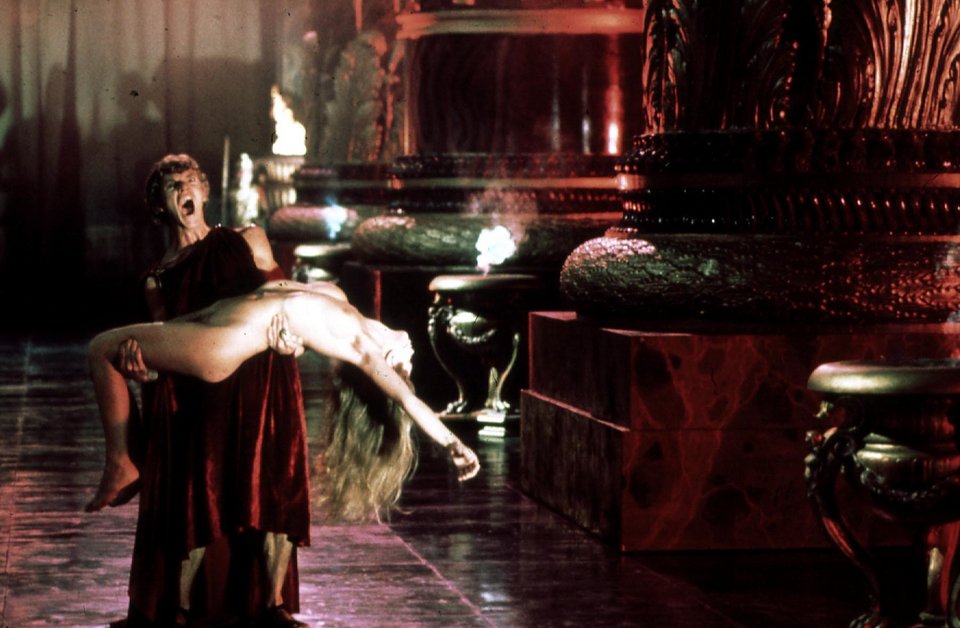 Ο Malcolm McDowell στην ταινία Caligula ουρλιάζει κρατώντας στα χέρια του μια γυμνή γυναίκα