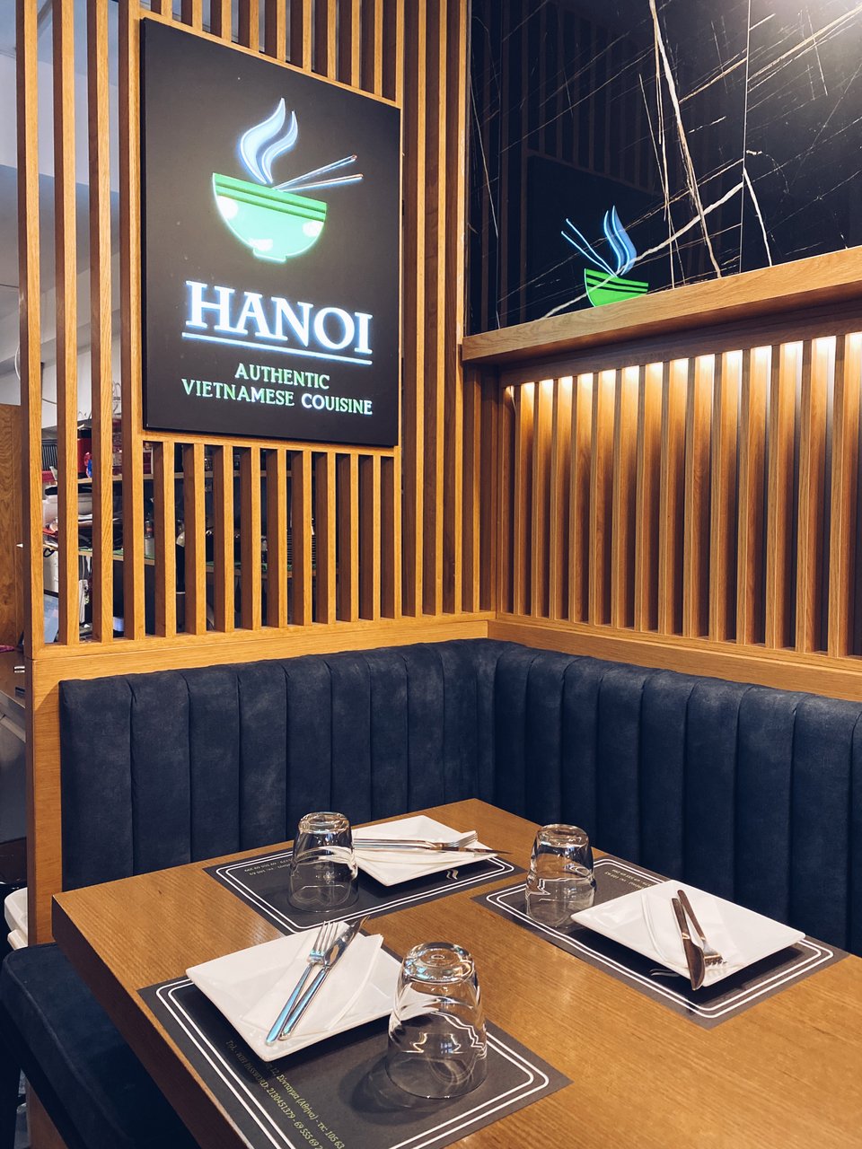 Στο εσωτερικό του Hanoi υπάρχει ένας καναπές με δύο τραπέζια και άλλα δύο αντικριστά / Φωτογραφία: Μάνος Λειβαδάρος/iefimerida