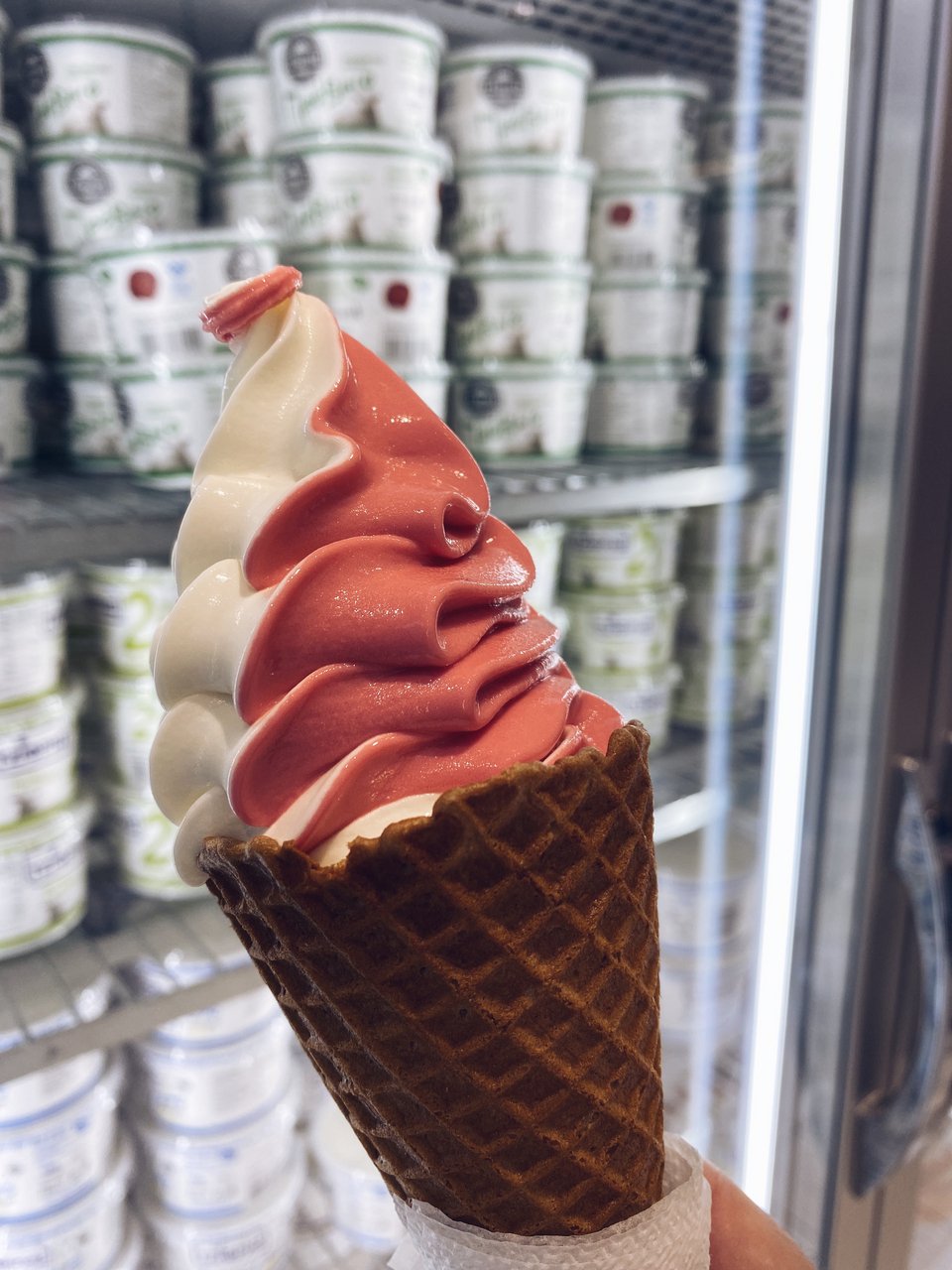 Το soft παγωτό με φράουλα είναι πολύ δημοφιλές στο Παγκράτι  / Φωτογραφία: Μάνος Λειβαδάρος/iefimerida