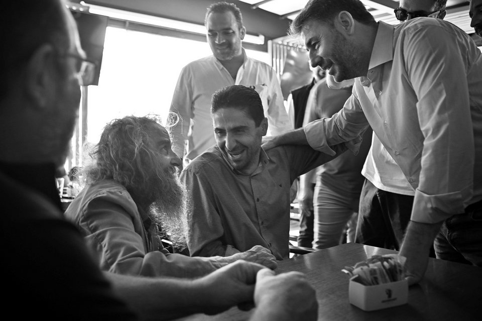 Ο Νίκος Ανδορυλάκης με πολίτες και φίλοςυ του ΠΑΣΟΚ κατά την περιοδεία του στην Κρήτη