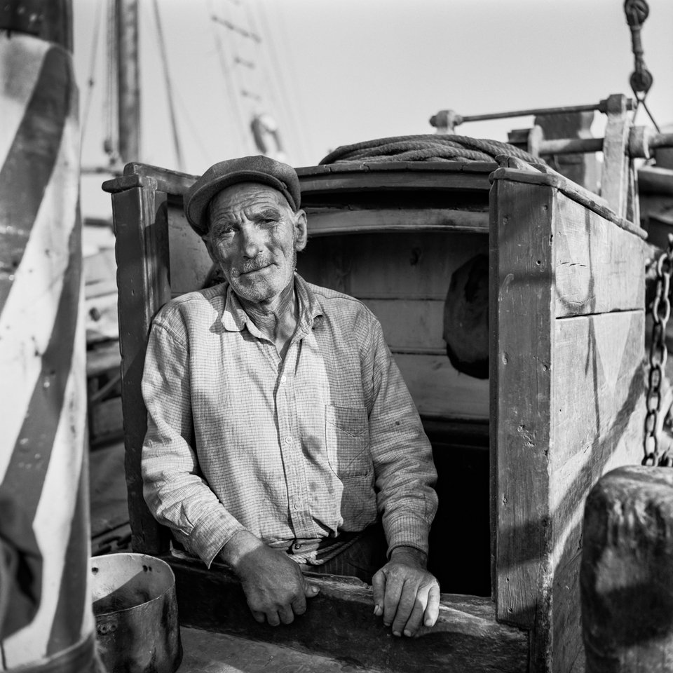 Σποράδες, 1963. Ο ναύτης-μάγειρας στο καΐκι «Ελευθερία» στέκεται στην είσοδο του μηχανοστασίου.