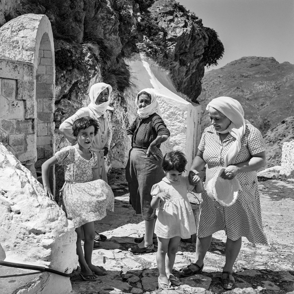 Σέριφος. Χώρα. Ανεμοδαρμένη συνάντηση στη βρύση