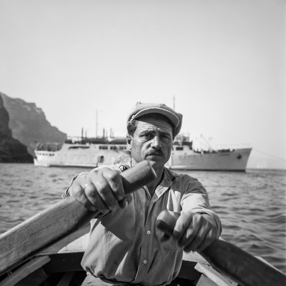 Σαντορίνη, 1960. Στη βάρκα, πλησιάζοντας το «Δέσποινα»