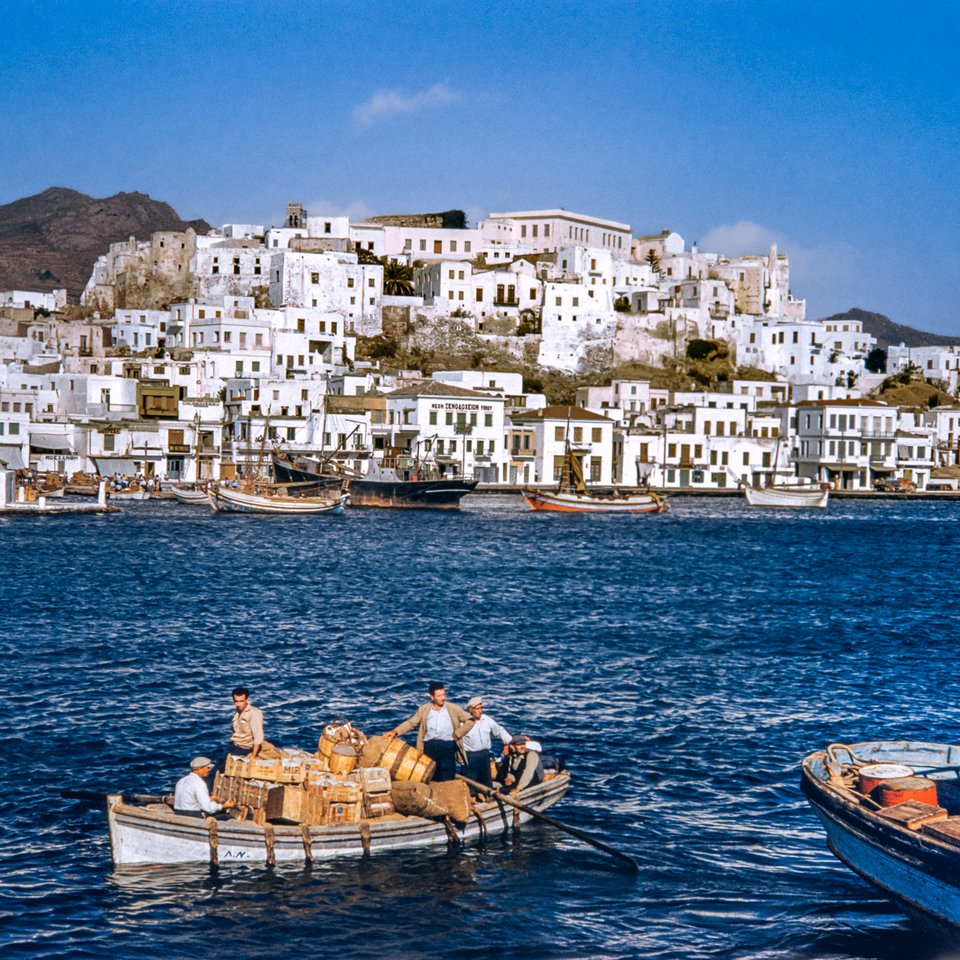 Νάξος, 1957. Φορτωμένη βάρκα πλησιάζει την ακτή. Τα καράβια της γραμμής έπρεπε συχνά να περνούν ώρες αγκυροβολημένα σε ένα λιμάνι φορτώνοντας και ξεφορτώνοντας φορτία και επιβάτες σε μικρότερες βάρκες