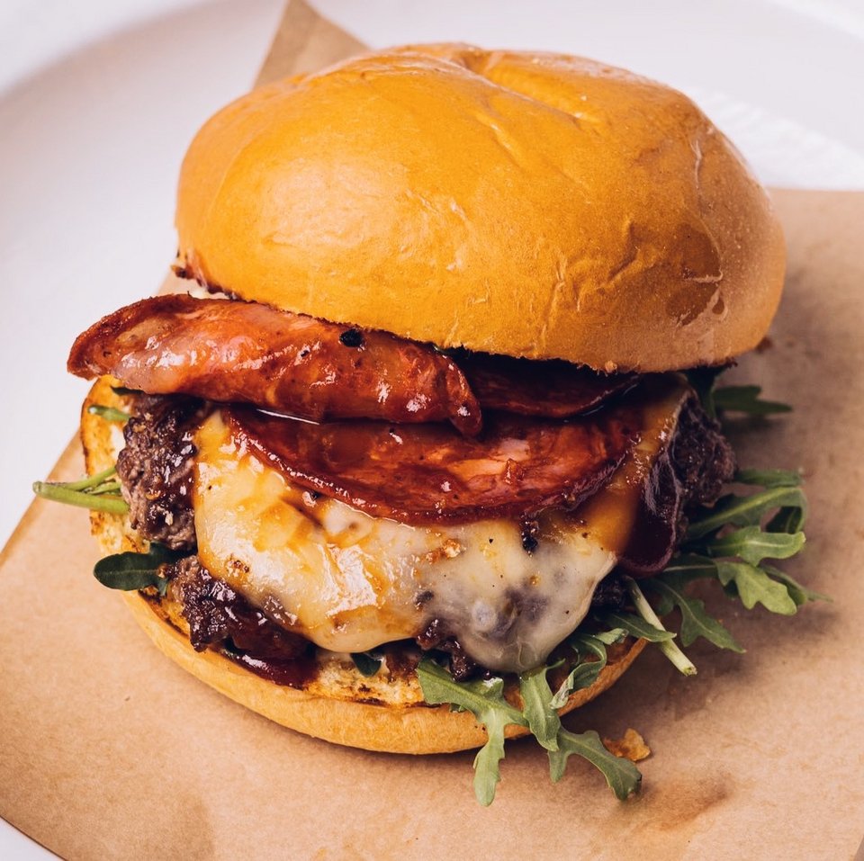 Το λαχταριστό Sicario burger του Raw Street Burger. 