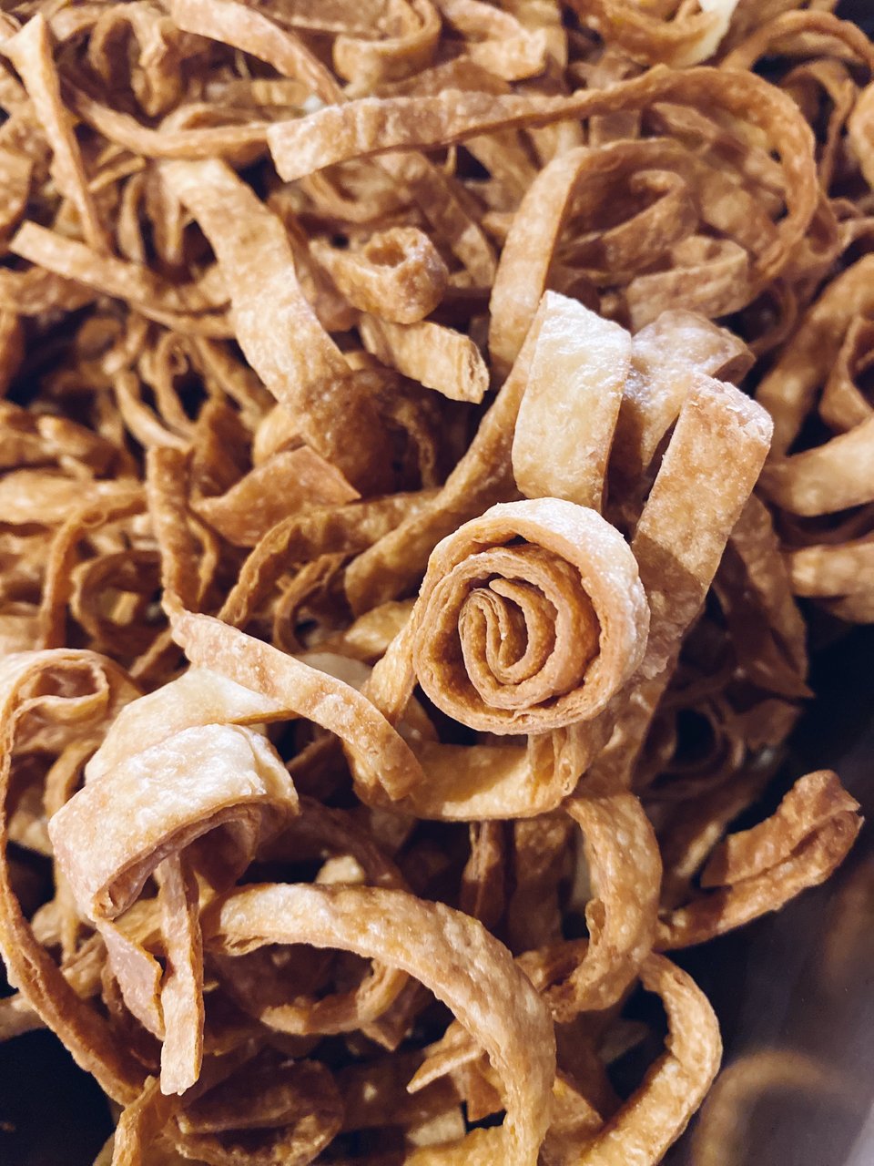 Οι Chilaquiles είναι τραγανές ταλιατέλες τορτίγιας που αποτελούν τη βάση πάνω στην οποία σερβίρεται ο ζουμερός λιβανέζικος γύρος, που στο Μεξικό ονομάζεται Al Pastor και φτιάχνεται με χοιρινό και μια σάλτσα από ανανά  / Φωτογραφία: Μάνος Λειβαδάρος/iefimerida