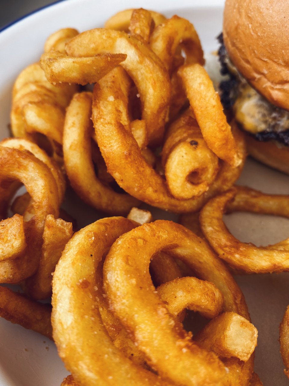 Oι στριφογυριστές πατάτες με πάπρικα είναι τραγανές και νόστιμες / Φωτογραφία: Μάνος Λειβαδάρος/iefimerida