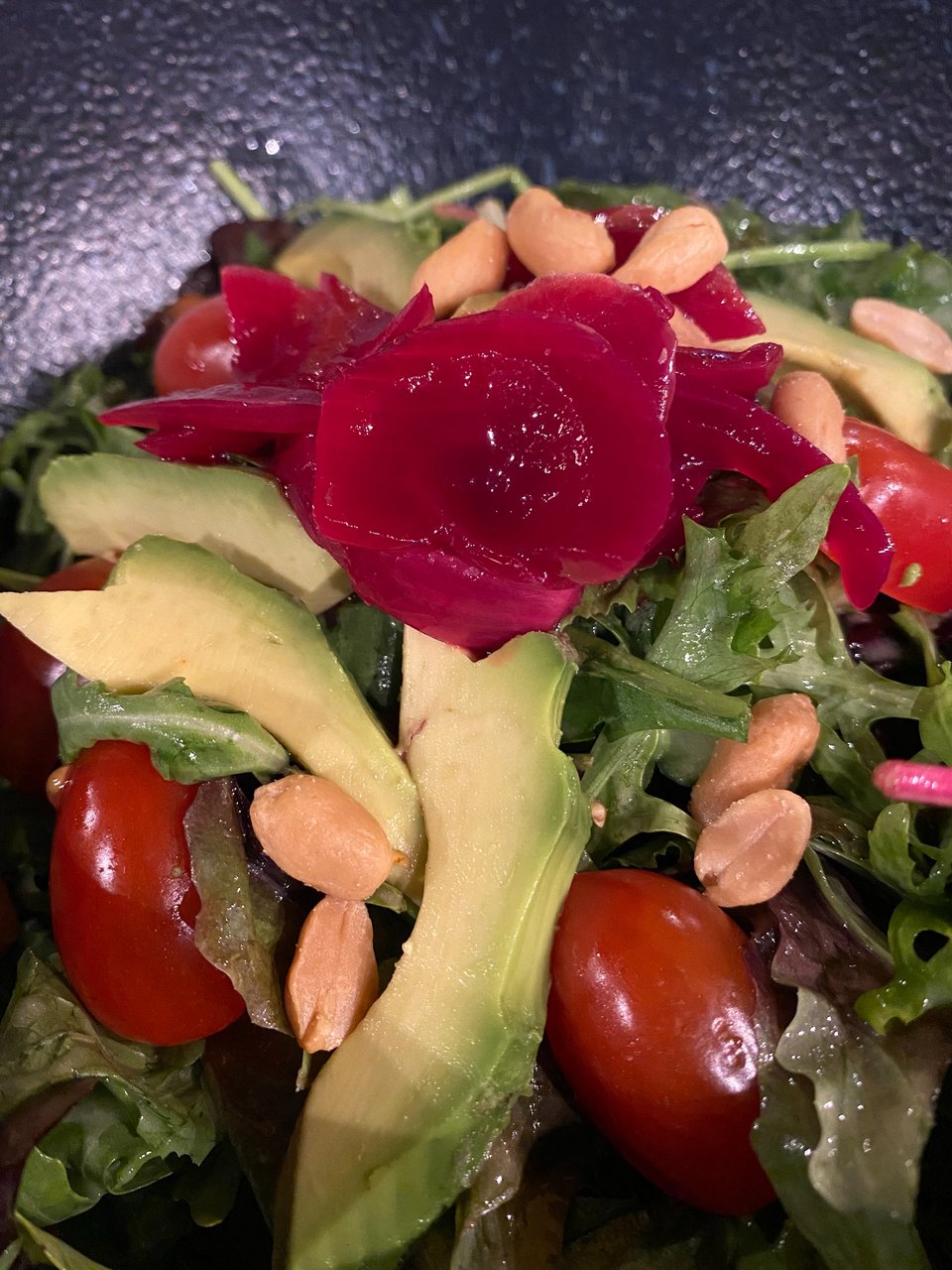 Δροσερή σαλάτα στo Mexha με τις πίκλες κρεμμυδιού να δημιουργούν μικρά βρώσιμα ανθάκια / Φωτογραφία: Μάνος Λειβαδάρος/iefimerida