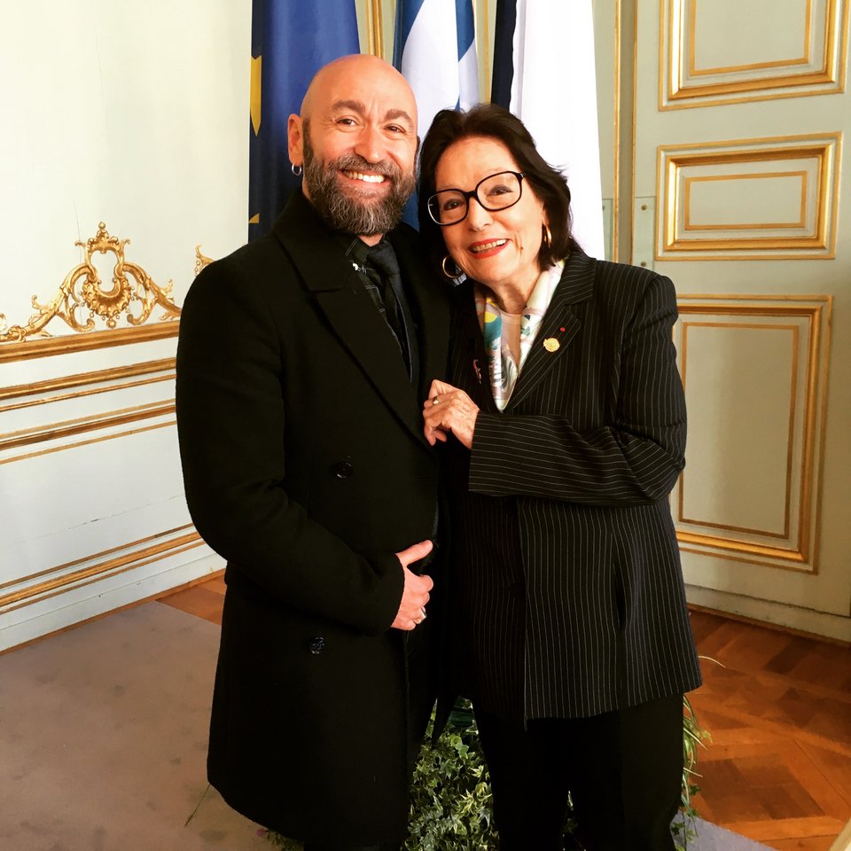 Ο Νταβίντ Λελαί-Ελό αποκαλύπτει στο iefimerida πώς είναι σαν άνθρωπος η θρυλική σταρ Νάνα Μούσχουρη. 