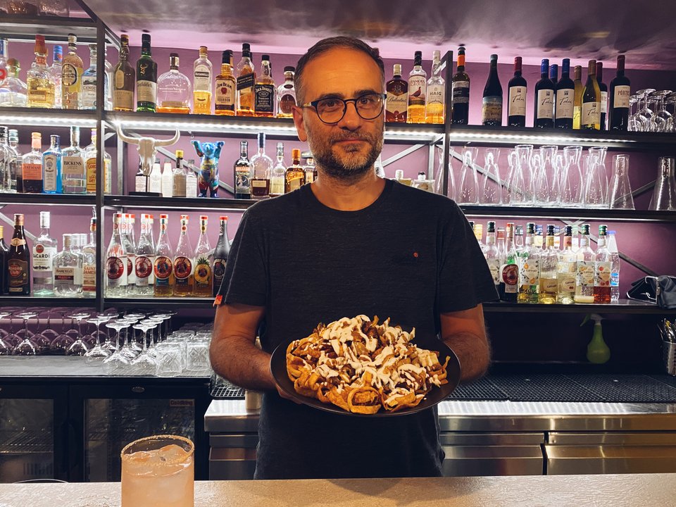 Ο Χάρης Βέντης αφηγείται στο iefimerida την ιστορία ενός διάσημου μεξικάνικου πιάτου που έχει τις ρίζες του στη λιβανέζικη κουζίνα  / Φωτογραφία: Μάνος Λειβαδάρος/iefimerida