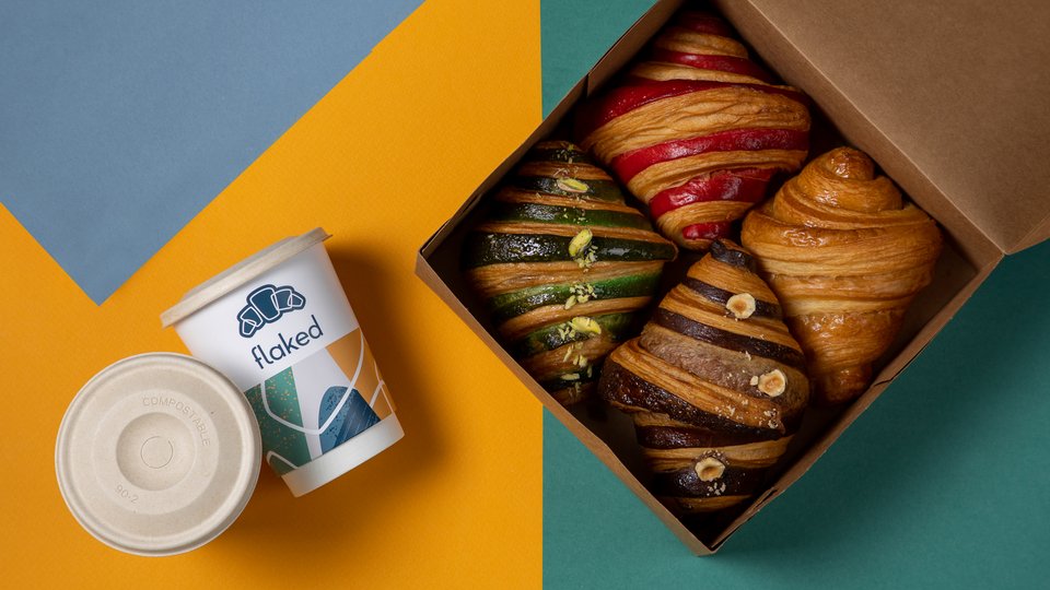 Τα ριγέ νέα κρουασάν του Flaked Croissanterie ξεχωρίζουν, ειδικά αυτό με το φιστίκι.