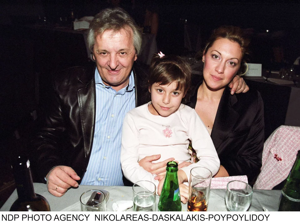 Ο Γιώργος Γεωργίου με τη σύζυγό του και την κόρη τους στην κοπή της πρωτοχρονιάτικης πίτας του Alpha το 2005