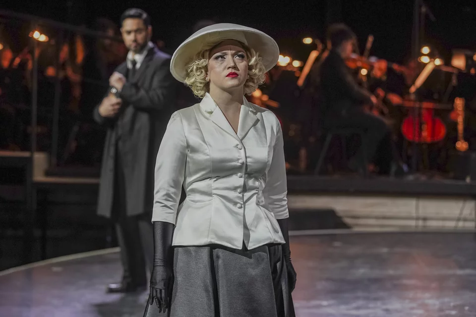 Είναι σαν η κορυφή του καπέλου της Κέιτ Πινκερτον να είναι η κορυφή ενός μπαλονιού. Επιπλέον, η Κέιτ Πίνκερτον εμφανίζεται τη στιγμή που στη σκηνή βλέπουμε τις εικόνες από τη βόμβα της Χιροσίμα, οπότε θα μπορούσε να πει κανείς επίσης ότι το κοστούμι μοιάζει και με το σχήμα του καπνού που δημιουργήθηκε βόμβας της Χιροσίμα./ Aνδρέας Σιμόπουλος