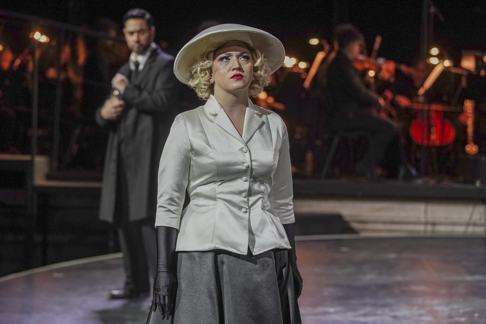  Είναι σαν η κορυφή του καπέλου της Κέιτ Πινκερτον να είναι η κορυφή ενός μπαλονιού. Επιπλέον, η Κέιτ Πίνκερτον εμφανίζεται τη στιγμή που στη σκηνή βλέπουμε τις εικόνες από τη βόμβα της Χιροσίμα, οπότε θα μπορούσε να πει κανείς επίσης ότι το κοστούμι μοιάζει και με το σχήμα του καπνού που δημιουργήθηκε βόμβας της Χιροσίμα./ Aνδρέας Σιμόπουλος  