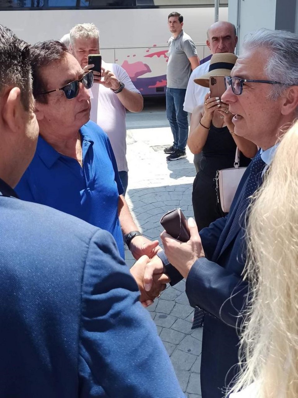Ο Θοδωρής Ρουσόπουλος συνομιλεί με φίλους και στελέχη της ΝΔ στο νομό Κορινθίας