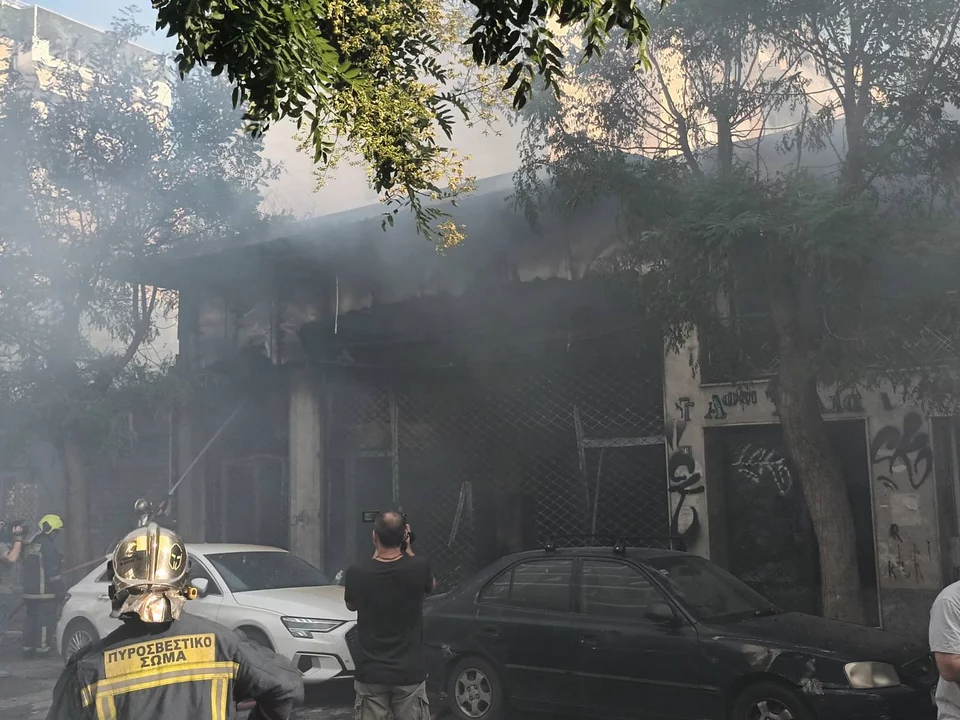 Υπό έλεγχο η φωτιά στο Μεταξουργείο