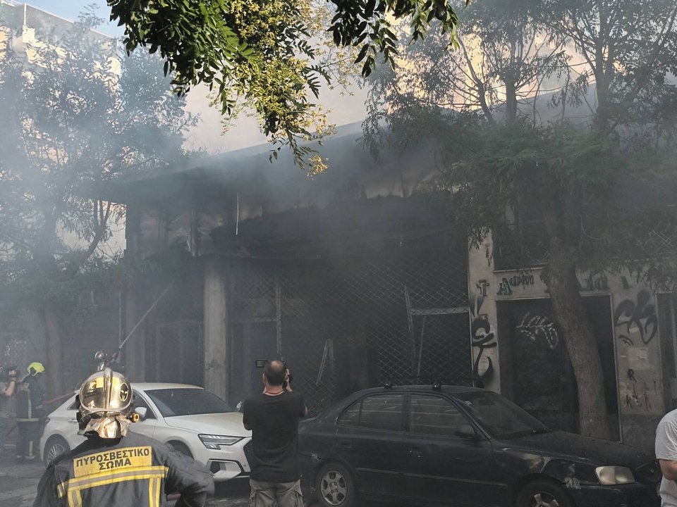 Υπό έλεγχο η φωτιά στο Μεταξουργείο 