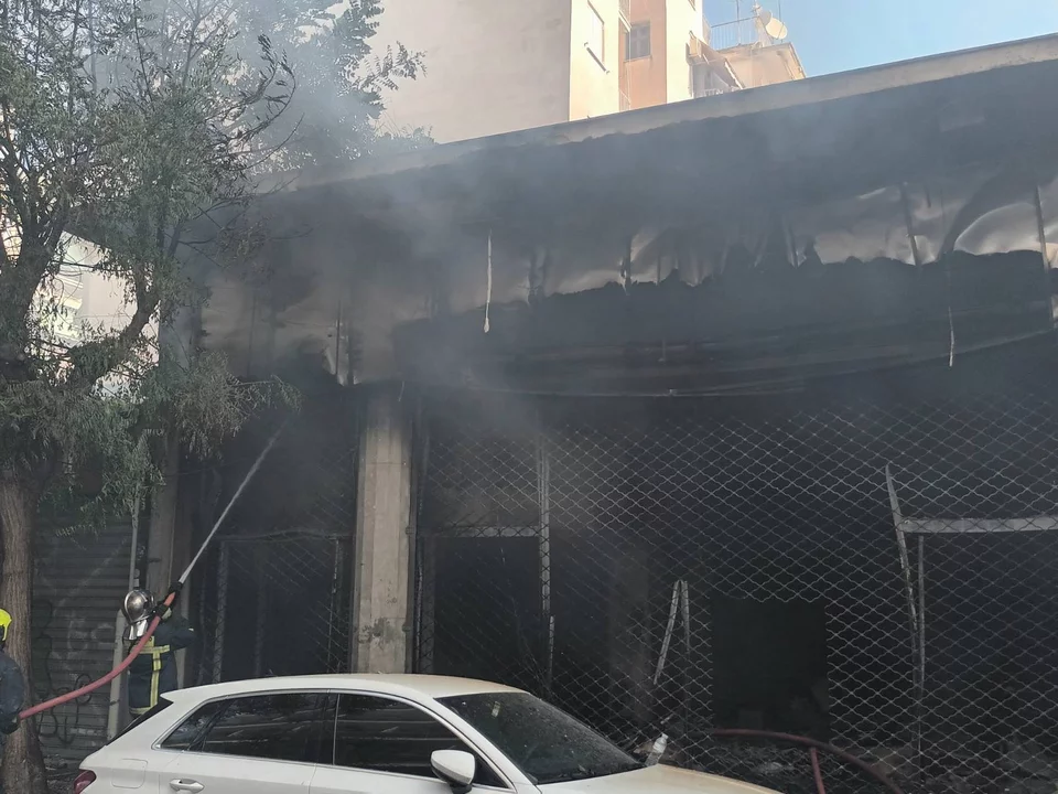 Υπό έλεγχο τέθηκε η πυρκαγιά που ξέσπασε σε χώρο εμπορίου στη συμβολή των οδών Φαβιέρου και Ψαρών