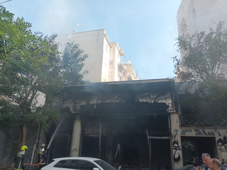 Για την κατάσβεση της φωτιάς επιχείρησαν 12 πυροσβέστες με 4 οχήματα και ειδικό κλιμακοφόρο όχημα