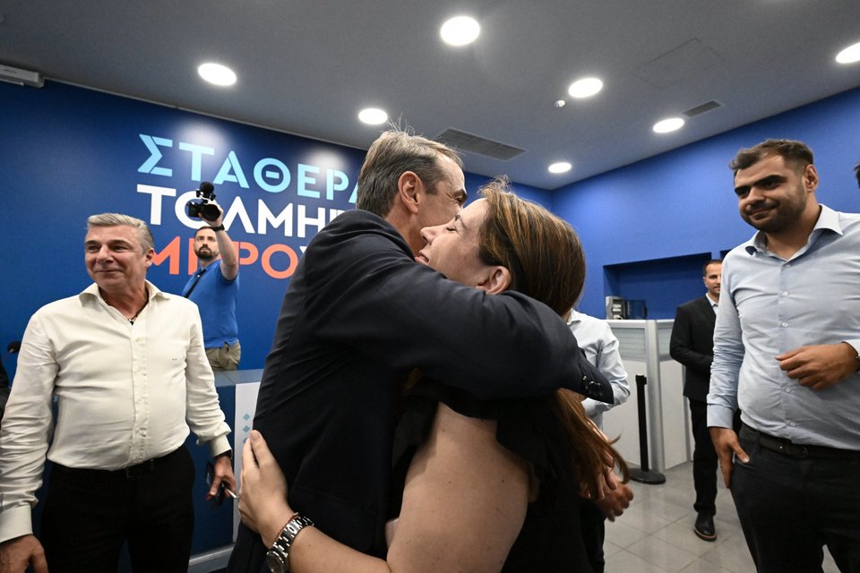 Η αγκαλιά του Κυριάκου Μητσοτάκη με την διευθύντρια επικοινωνίας Κύρα Κάπη