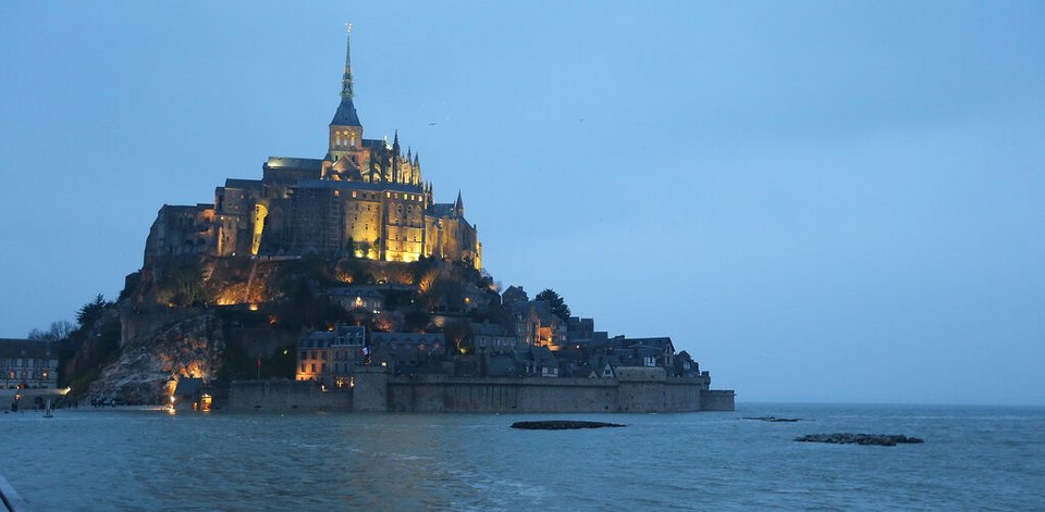 Το Mont Saint Michel στη δυτική Γαλλία τη νύχτα