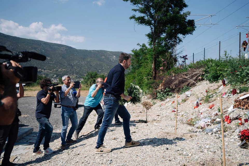 Ο Νίκος Ανδρουλάκης αφήνει λίγα λουλούδια στο σημείο της τραγωδίας στα Τέμπη, στην μνήμη των συμπολιτών μας που έχασαν τη ζωή τους