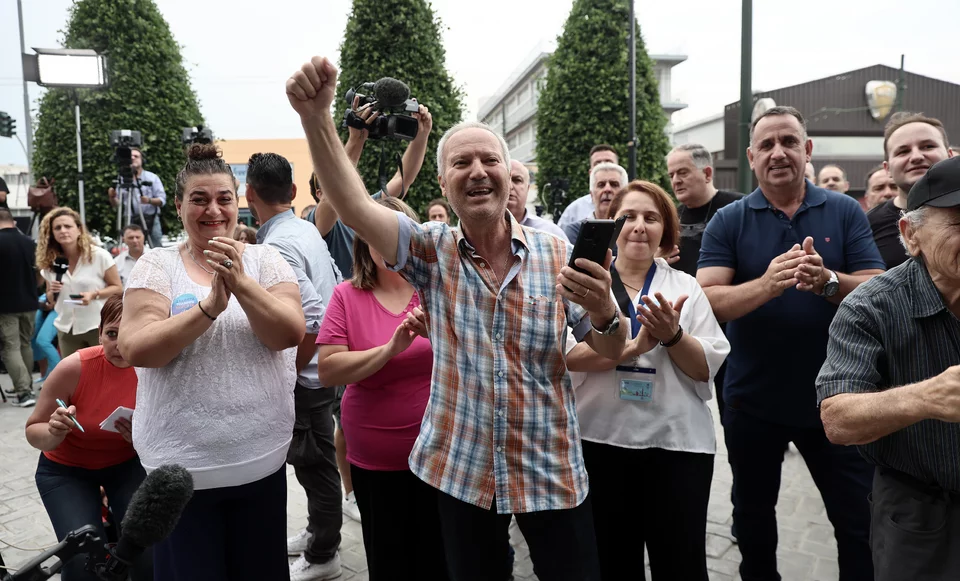 Από νωρίς συγκεντρώθηκε κόσμος έξω από τα γραφεία της ΝΔ /Intime