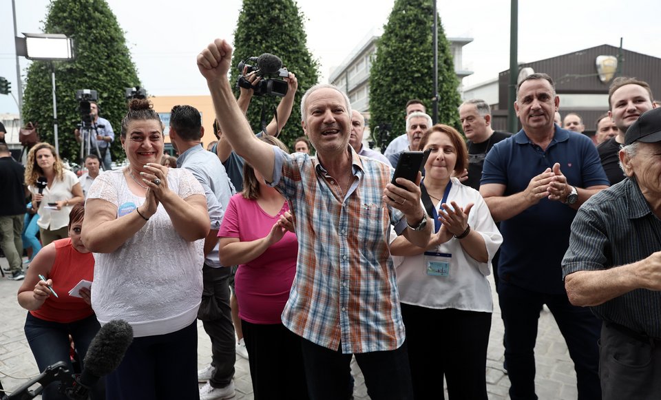 Από νωρίς συγκεντρώθηκε κόσμος έξω από τα γραφεία της Νέας Δημοκρατίας / Intime