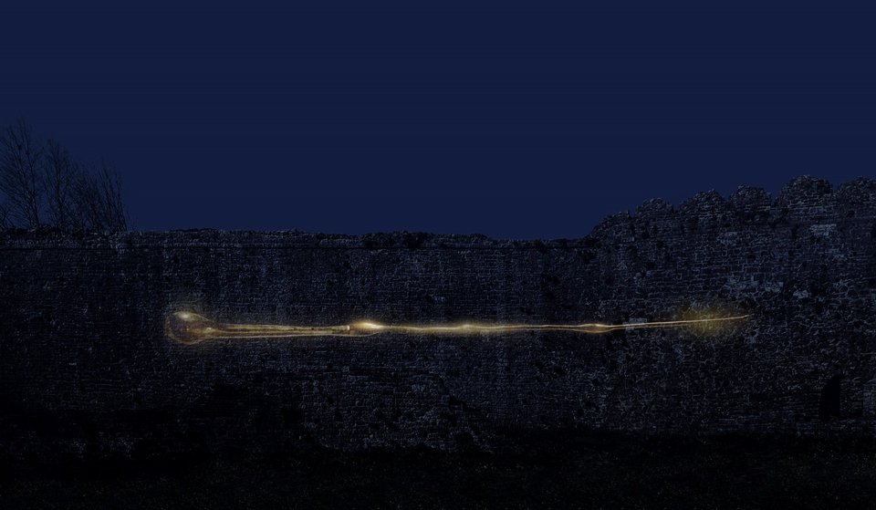 Ο «Ρους» στην ψηφιακή του μορφή είναι μια συνέχεια ενός φυσικού έργου της Νικομάχης Kαρακωστάνογλου, το οποίο χυτεύτηκε από μπρούτζο στο φυσικό του ανάπτυγμα, συνολικού μήκους 18 μέτρων, και το οποίο δεν θα δούμε ποτέ στην υλική του μορφή. Αφού δημιουργήθηκε, το γλυπτό τοποθετήθηκε σε σκαλωσιά και σε τοίχο-προσομοίωση του τείχους των Ιωαννίνων: βιντεοσκοπήθηκε κατά τις νυχτερινές ώρες, ενώ το υλικό από αυτή την καταγραφή αποτέλεσε την καινούρια «πρώτη ύλη» της αφήγησης του νέου ψηφιακού έργου / Δημήτρης Πούπαλος